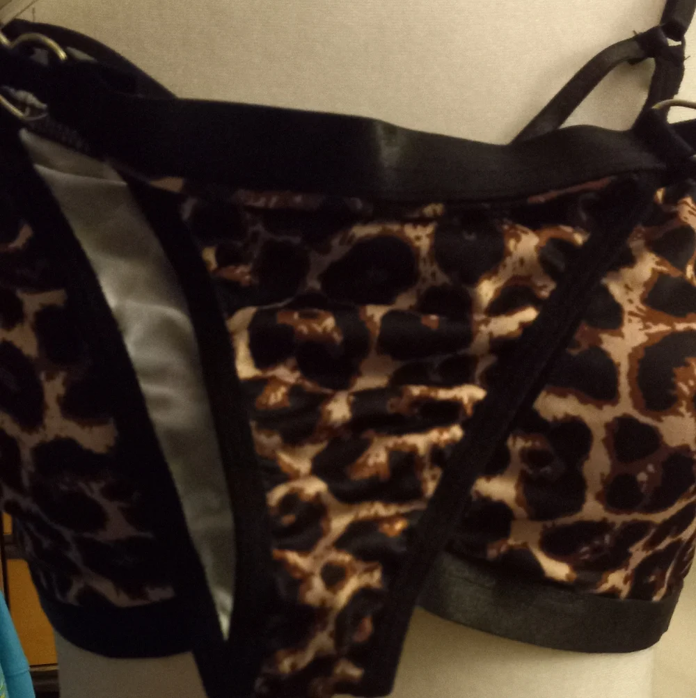 New,2pc leopard lingerie sleepwear bralette heart ring detail,string panty sizem - Picture 3 of 10